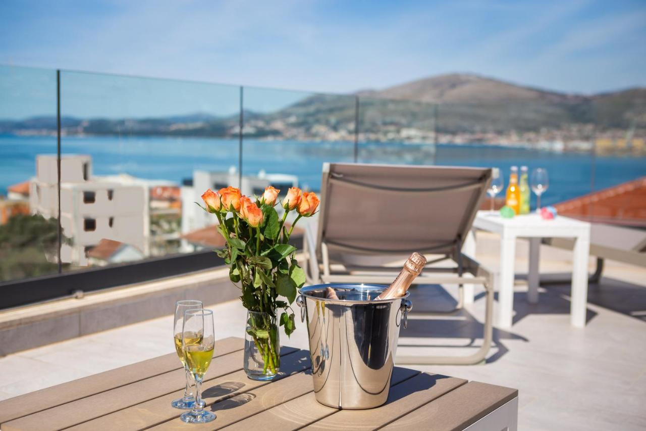 Apartment Alegria In Okrug With Heated Pool, Sea View, Jacuzzi, Wifi Trogir Eksteriør billede