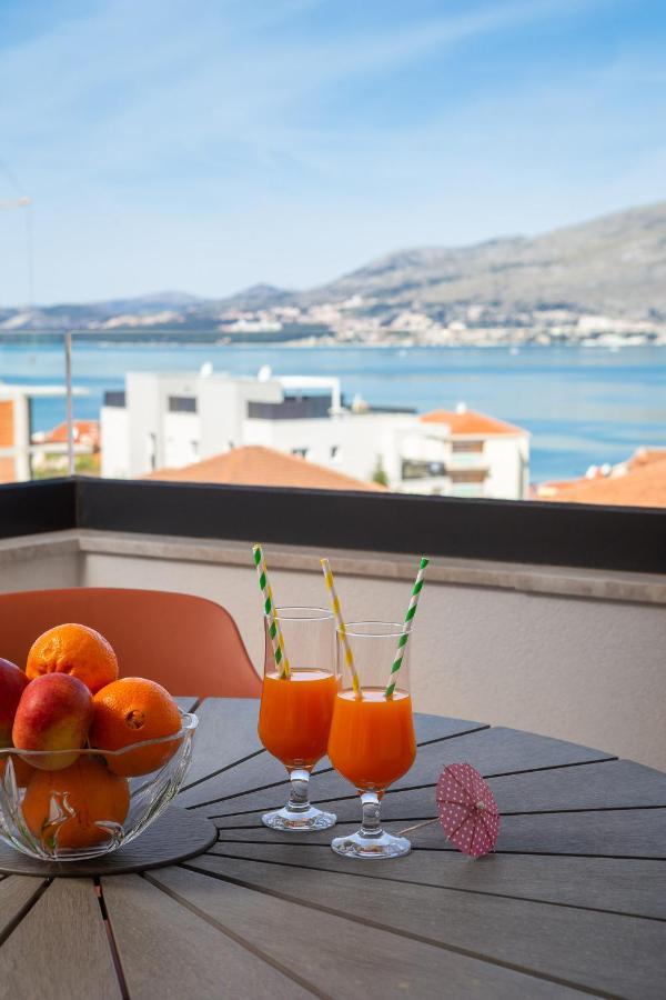 Apartment Alegria In Okrug With Heated Pool, Sea View, Jacuzzi, Wifi Trogir Eksteriør billede