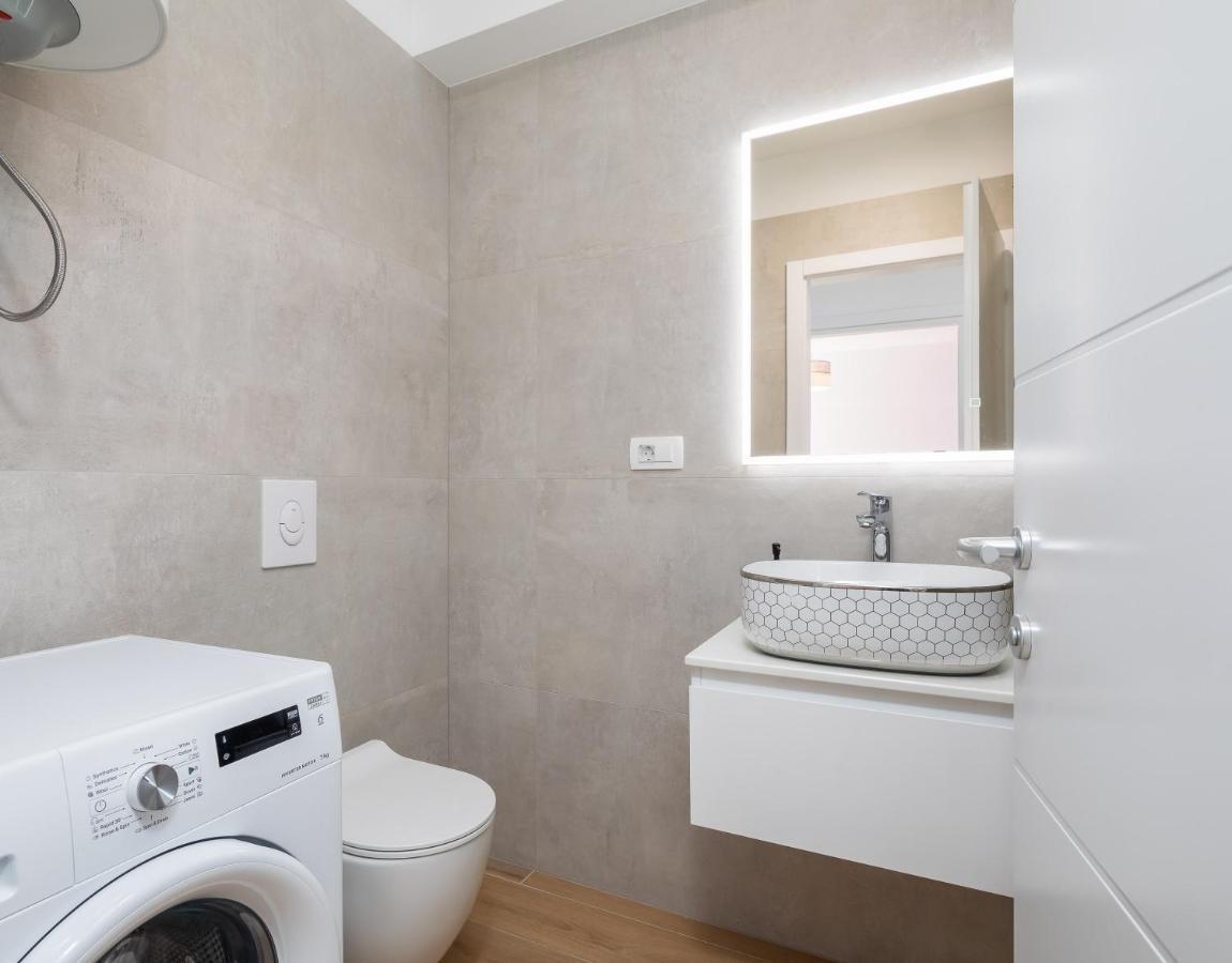 Apartment Alegria In Okrug With Heated Pool, Sea View, Jacuzzi, Wifi Trogir Eksteriør billede