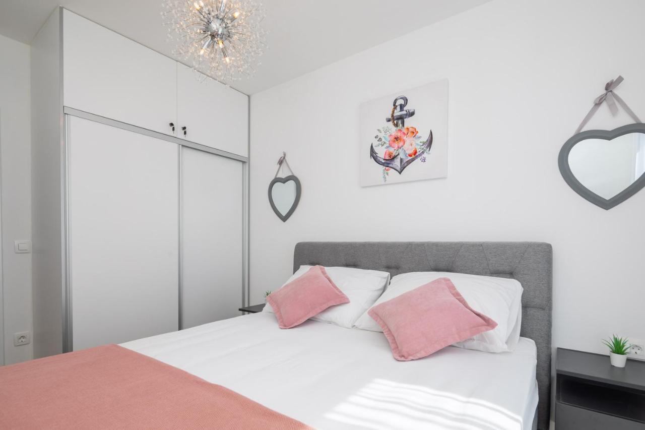 Apartment Alegria In Okrug With Heated Pool, Sea View, Jacuzzi, Wifi Trogir Eksteriør billede