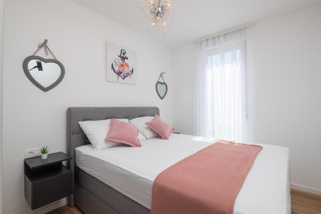 Apartment Alegria In Okrug With Heated Pool, Sea View, Jacuzzi, Wifi Trogir Eksteriør billede
