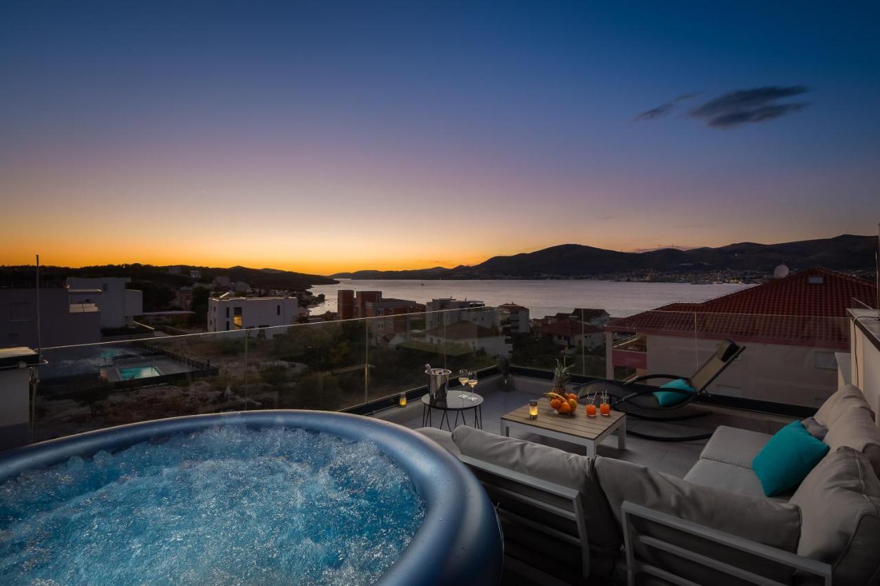 Apartment Alegria In Okrug With Heated Pool, Sea View, Jacuzzi, Wifi Trogir Eksteriør billede